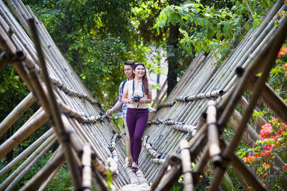 naik jambatan kayu di sarawak cultural village