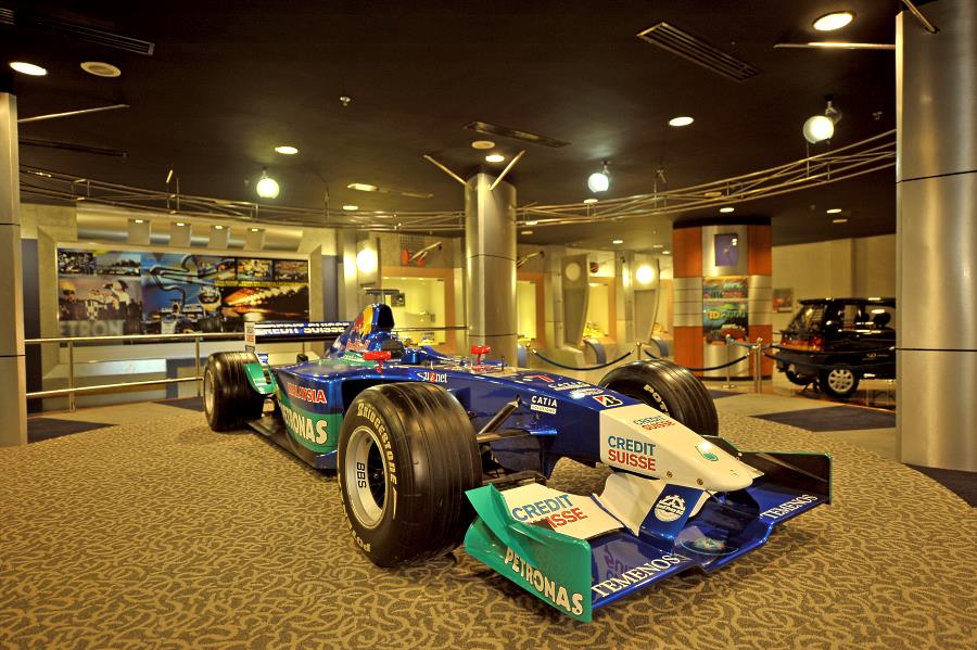 kereta formula 1 di galeria perdana langkawi