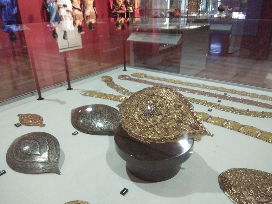 gending melayu di muzium tekstil - khazanah negara diperbuat dari emas dan permata