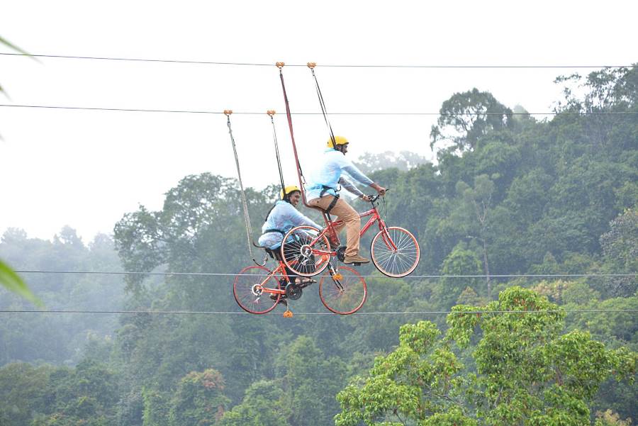 boleh ajak kawan lawan lumba basikal dengan skybike kat langkawi adventure park ini