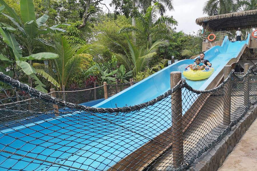 dengan tiket wet world shah alam anda boleh menikmati slide air di taman tema air ini