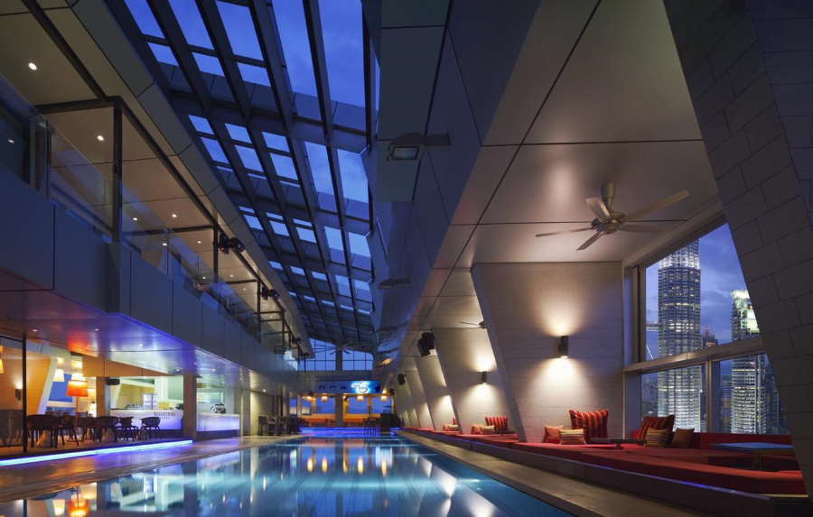 kawasan pool di hotel traders dengan pemandangan malam klcc yang romantis