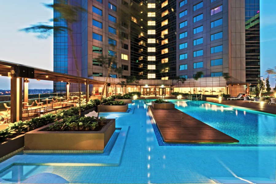 swimming pool di hotel doubletree by hilton yang cukup besar dan best untuk kanak-kanak