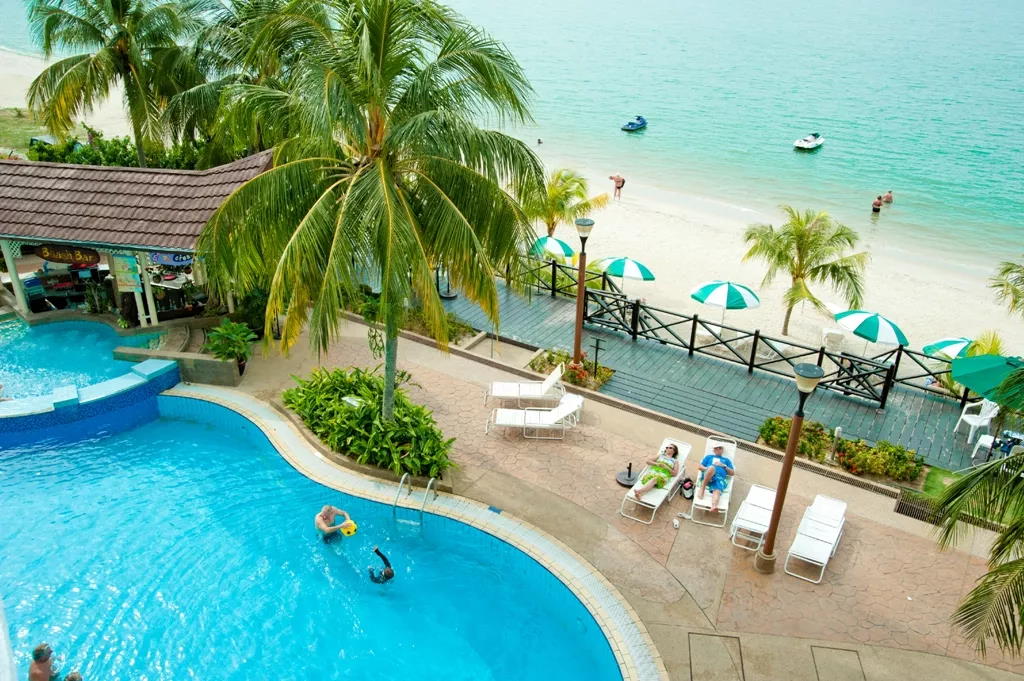 kawasan swimming pool dan pantai hotel flamingo pulau pinang
