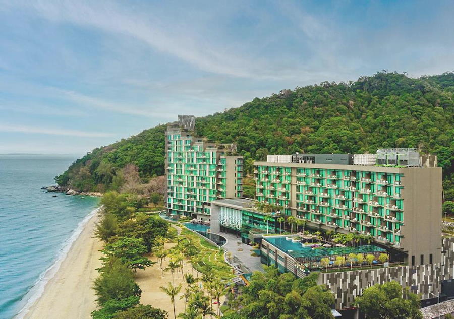 bangunan hotel angsana pulau pinang yang di tepi pantai feringghi