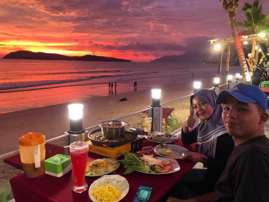 suasana makan malam best tepi pantai di upih ikan bakar pantai tengah langkawi