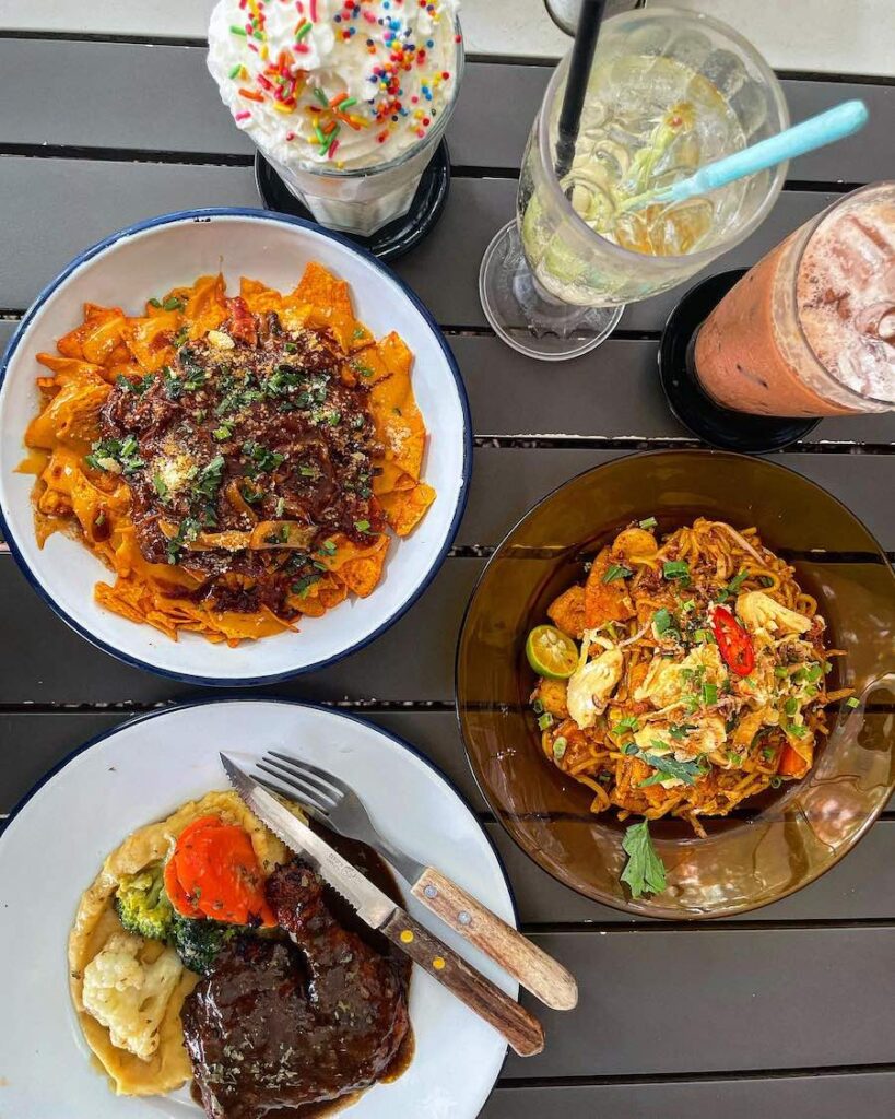 lauk western dn melayu untuk brunch di kafe kampung kaw