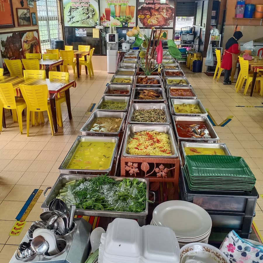 lauk makan tengahari di restoran kulit kayu manis