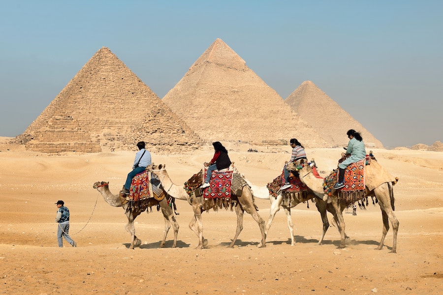 naik unta di depan piramid - antara pengalaman travel ke Egypt