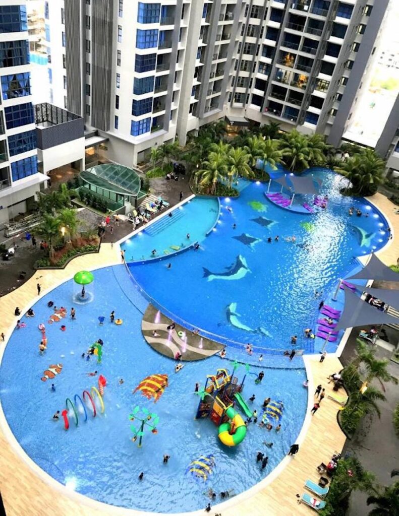 kolam renang kanak-kanak yang luas di homestay atlantis residence melaka