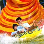 pelawat di atas pelampung dalam water slide di melaka wonderland