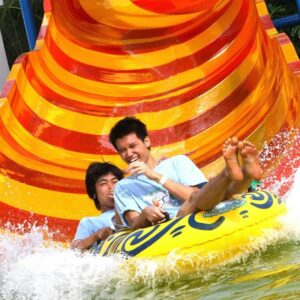 pelawat di atas pelampung dalam water slide di melaka wonderland