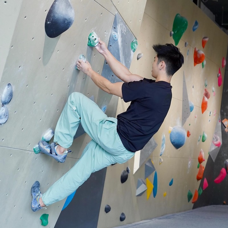 seorang remaja memanjat di bump boulder