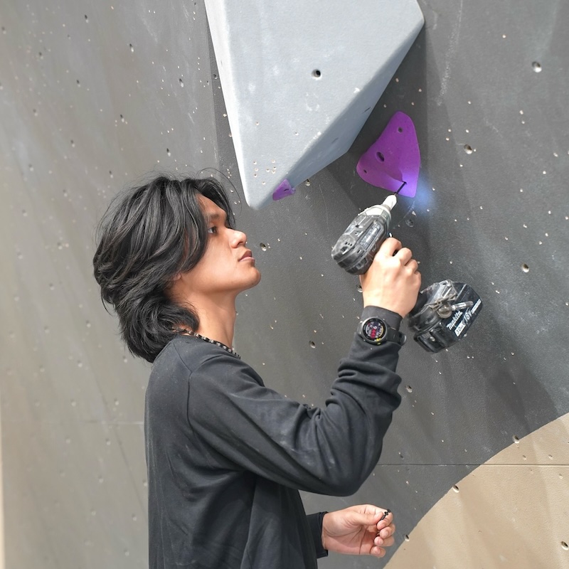 installation tempat pemegang di dinding tempat memanjat bump boulder