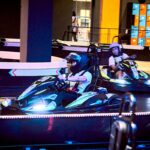 seorang pemuda sedang memandu gokart yg sedang bercahaya di evolt karting shah alam led