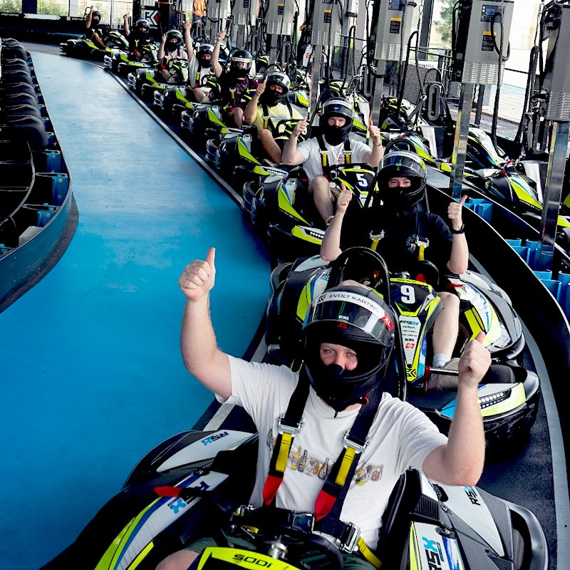 sekumpulan pemuda sedang menunggu masa untuk memulakan peerlumbaan gokart di evolt karting shah alam