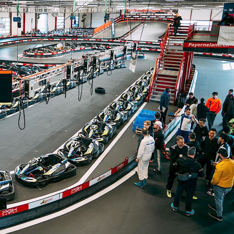 keadaan trek moden evolt karting di shah alam yg bersih dan di dalam bangunan