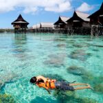 seorang pelancong di kapalai island sabah sedang snorkeling
