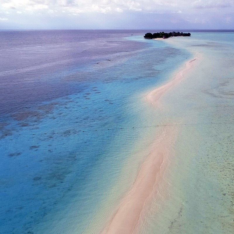 kawasan beting pasir di panai pulau kapalai sabah