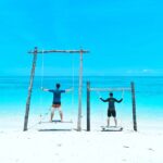 dua lelaki sedang main buai di pulau mantanani sabah