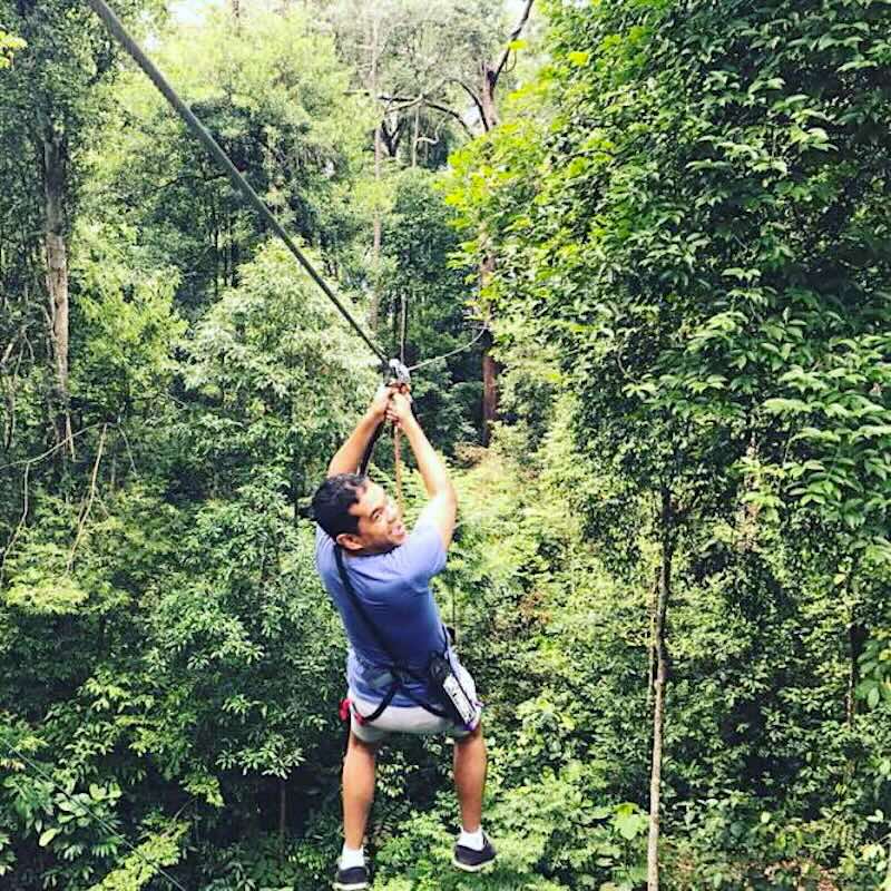 seorang pemuda menjerit sewaktu melakukan aktiviti zipline di skytrek sungai congkak